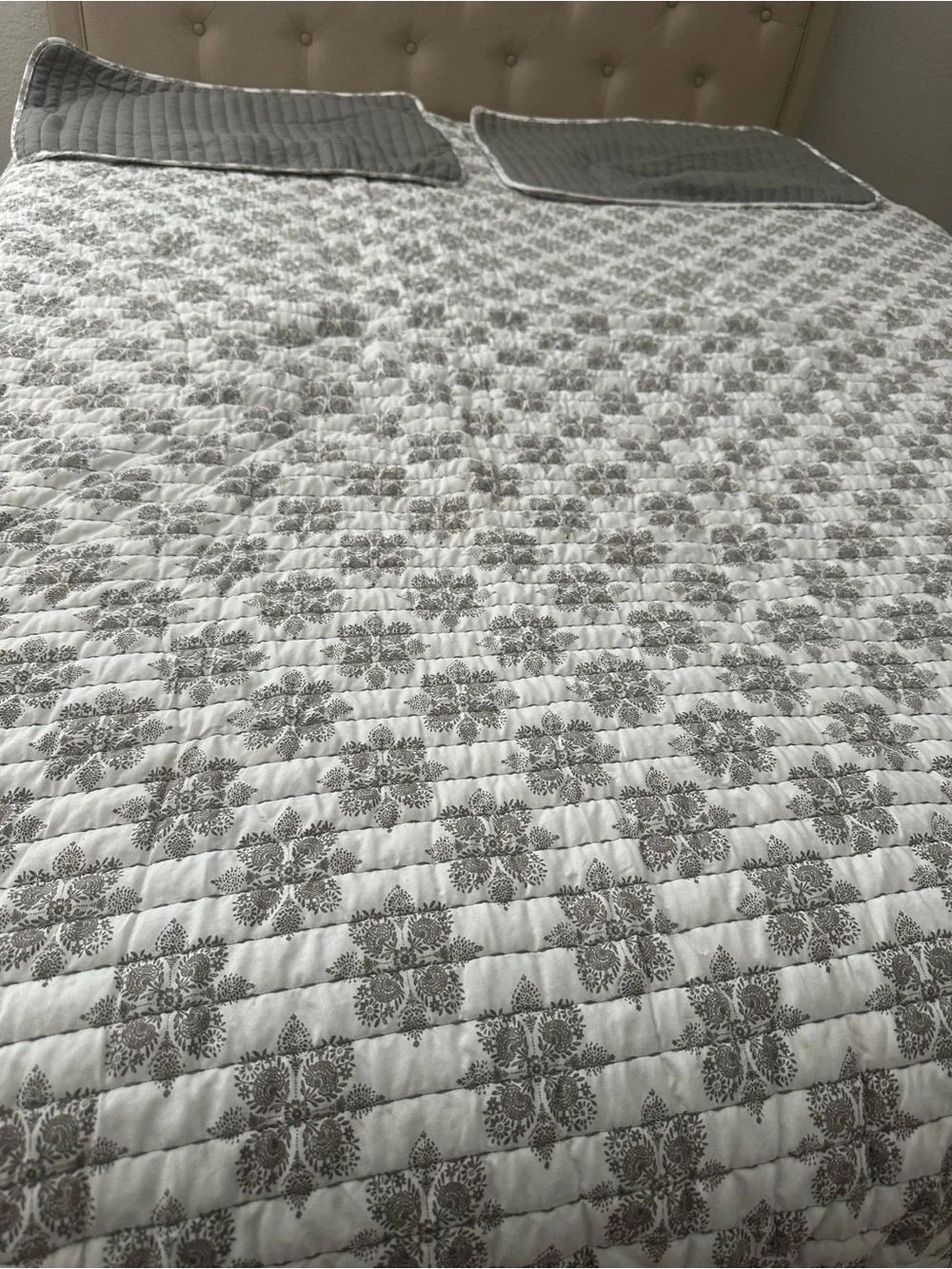 Gray Floral Quilt Bedspread - Unbranded